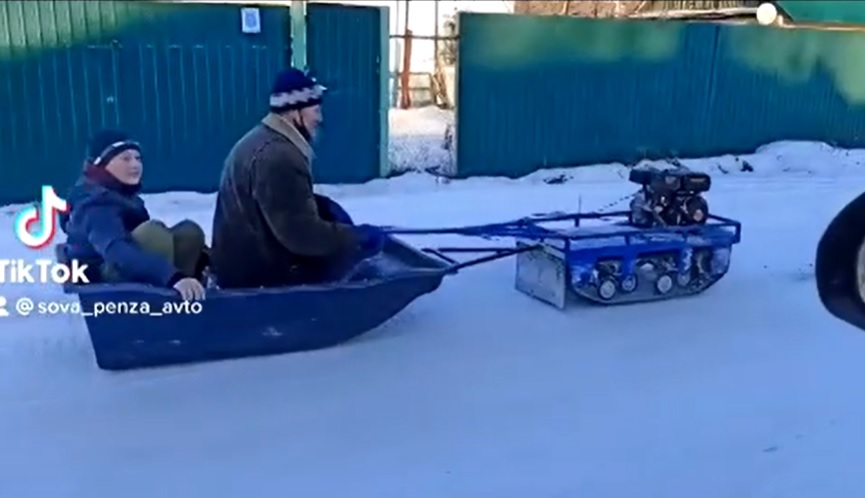 Зимние забавы: пензенцы прокатились на санках с мотобуксиром