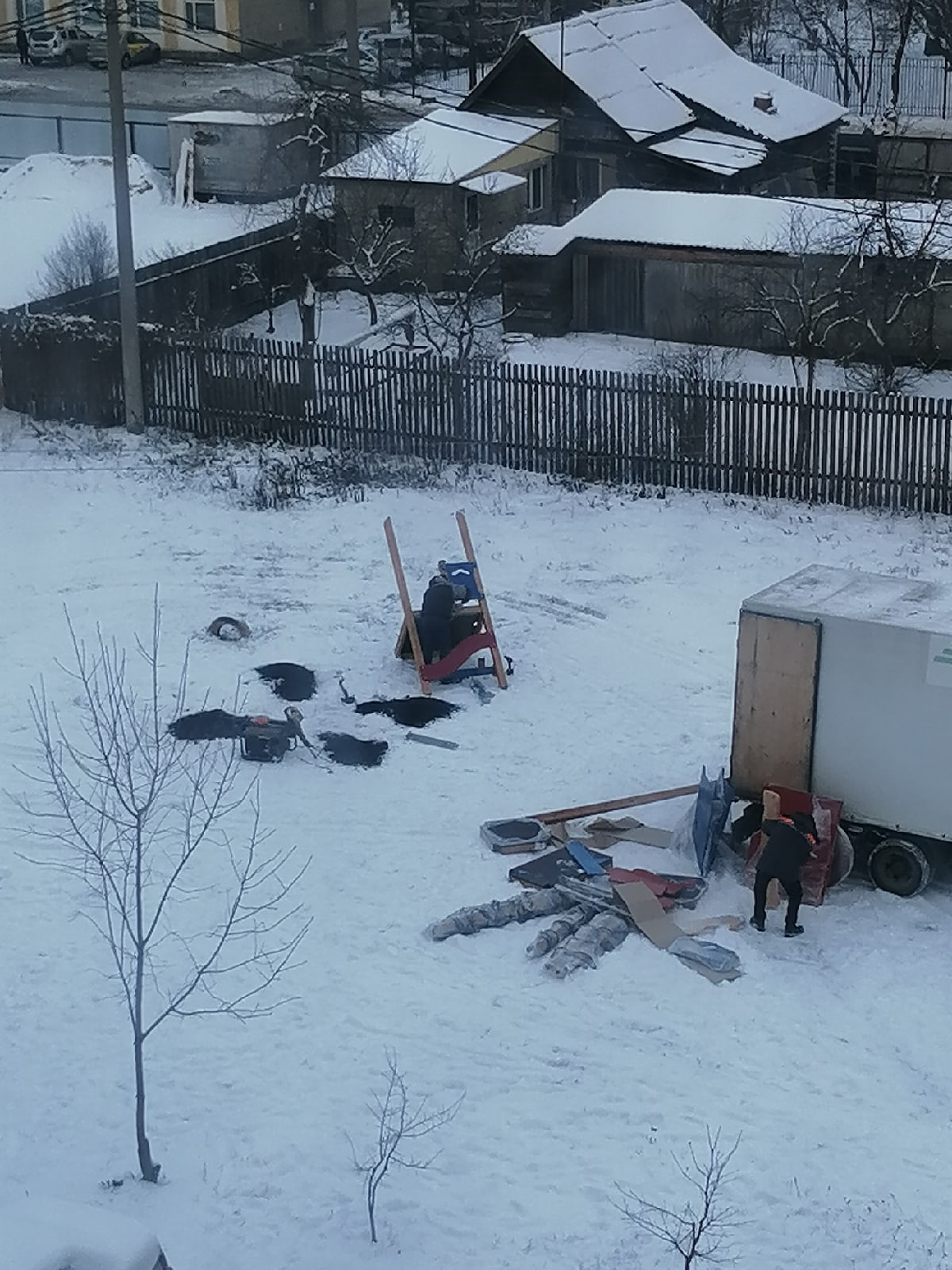 В Кузнецке детскую площадку устанавливают прямо в снежную кашу
