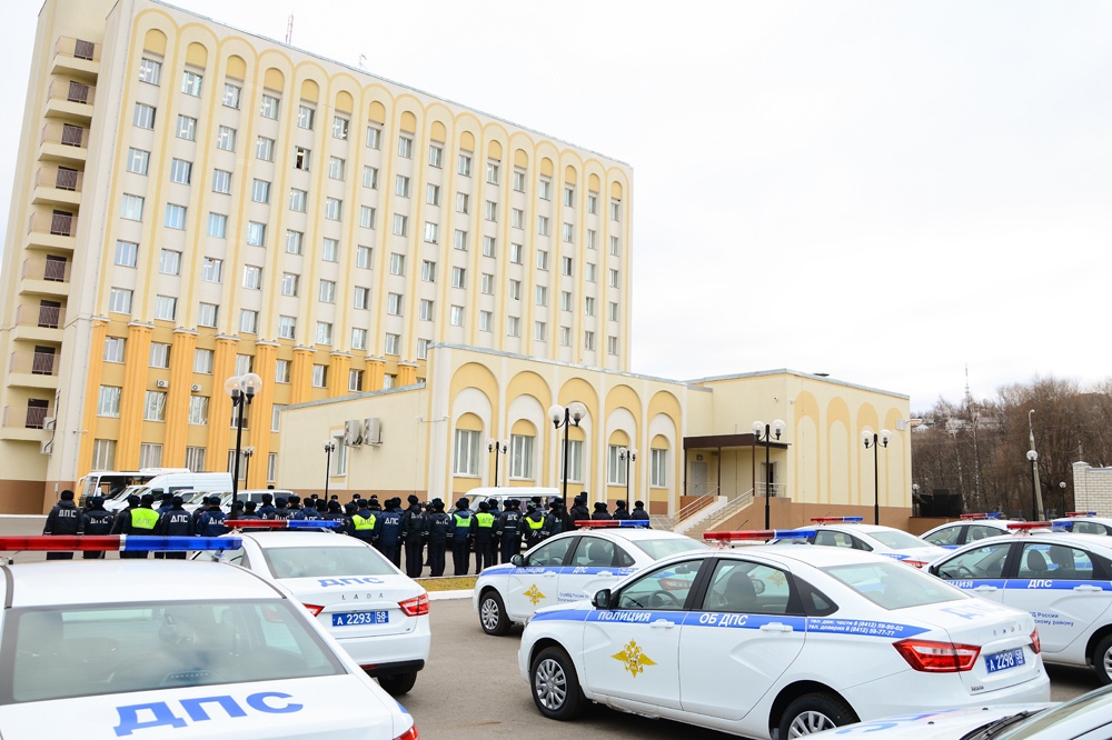 В Пензе автоинспекторам вручили ключи от 32 новых автомобилей