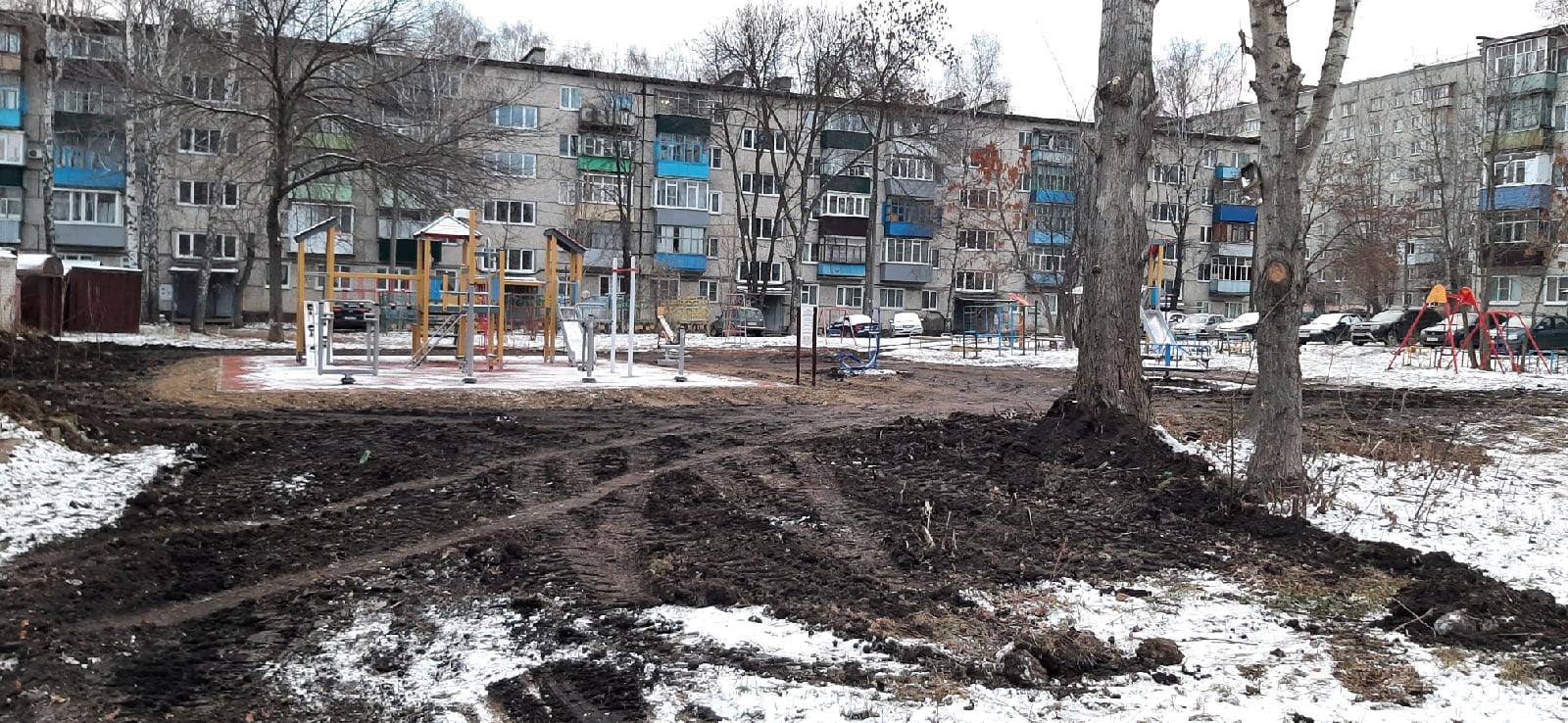 Пытаясь привести в норму детскую площадку, рабочие изуродовали пензенский двор