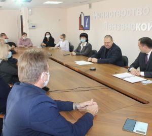 Олег Мельниченко поручил организовать «четкую спайку» между работодателями и вузами