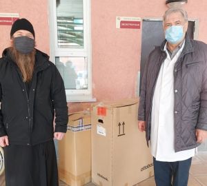 Священнослужители передали пензенской инфекционной больнице кресла-коляски