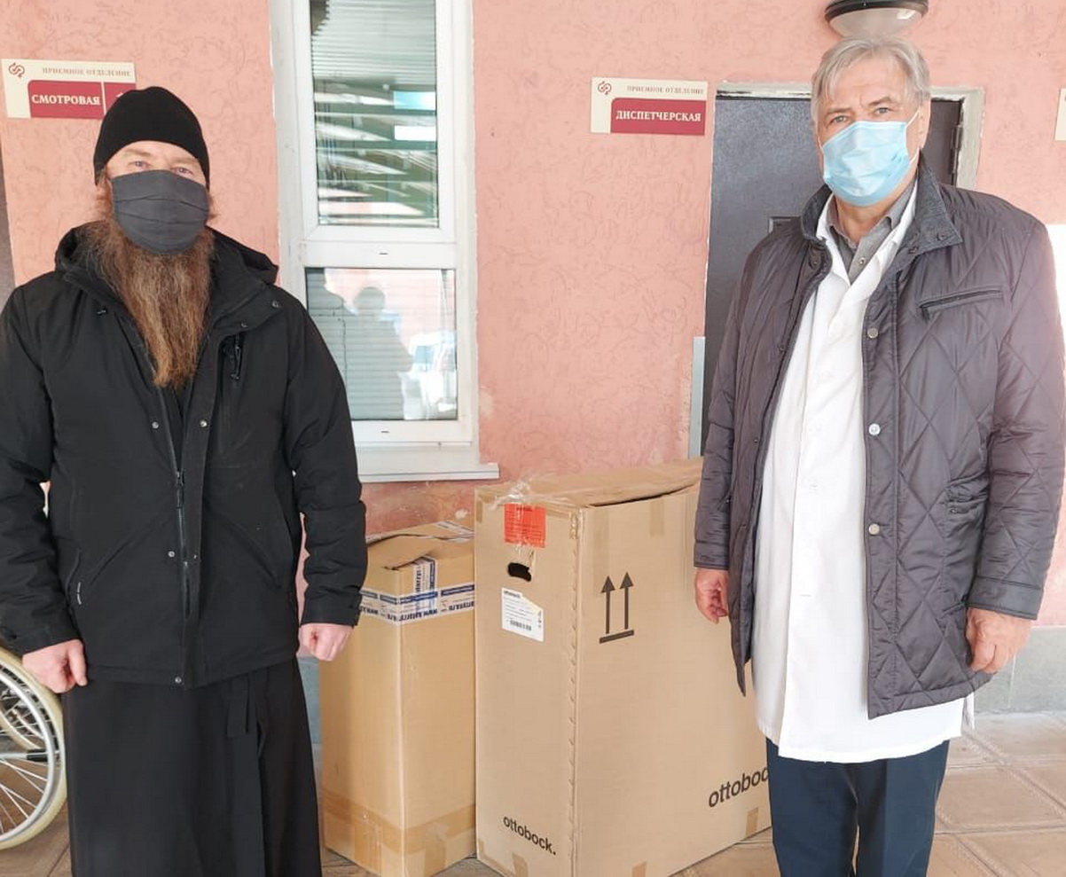 Священнослужители передали пензенской инфекционной больнице кресла-коляски