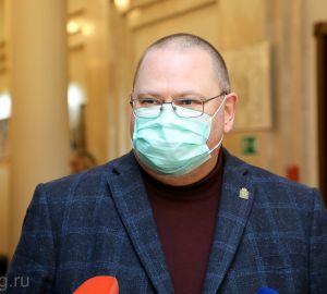 На премьере спектакля «Мёртвые души» побывал губернатор Олег Мельниченко