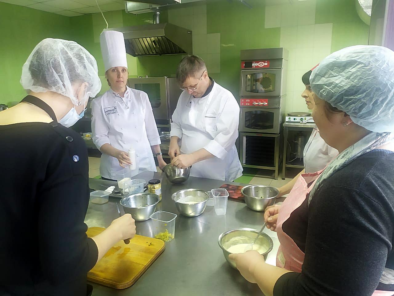 Пензенские школы испытывают дефицит поваров столовых