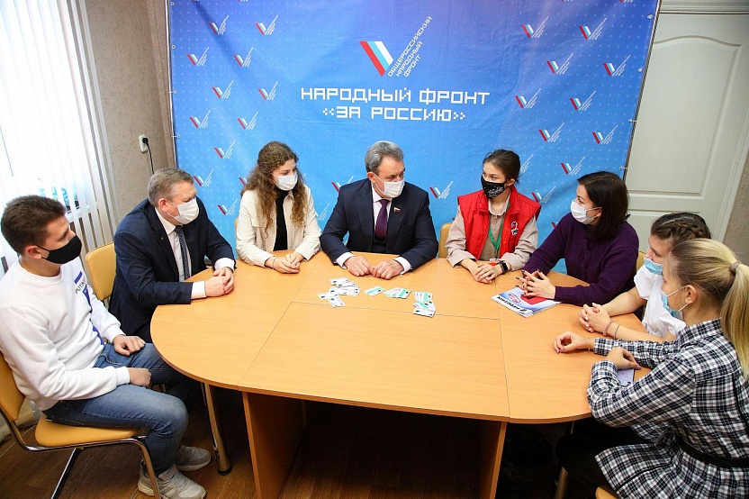 Валерий Лидин вручил волонтёрам транспортные карты