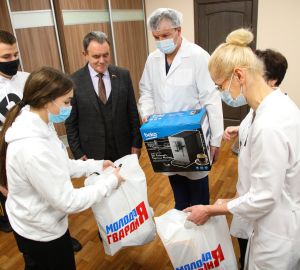 Лидин передал врачам кофемашину и продуктовые наборы