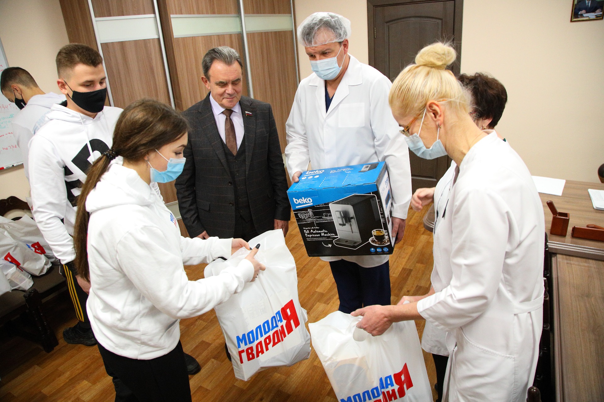 Лидин передал врачам кофемашину и продуктовые наборы
