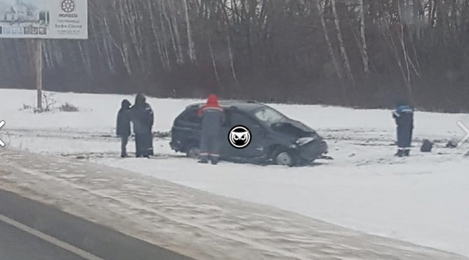 Очевидцы сообщили о съехавшей с трассы в районе Каменки машине