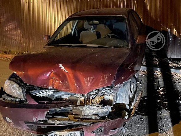 В Пензе разыскивают водителя, который разбил стоявшую у дома машину