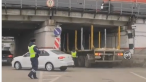 Горбатый мост вновь «поймал» большегруз