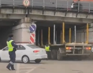 Горбатый мост вновь «поймал» большегруз