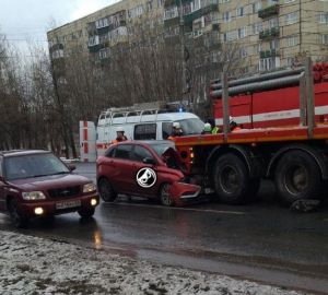 В Пензе легковушка взрезалась в фуру