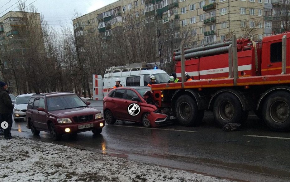 В Пензе легковушка взрезалась в фуру
