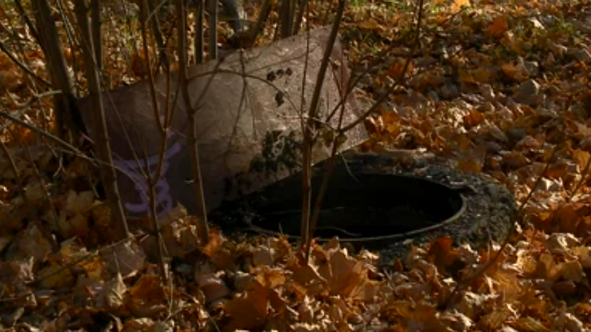 В Пензе дети рискуют провалиться в пятиметровый зловонный колодец возле школы