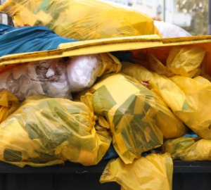 В Пензе ищут погрузчик, столкнувшийся с мусорным контейнером