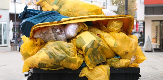 В Пензе ищут погрузчик, столкнувшийся с мусорным контейнером