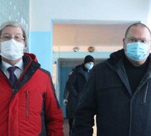 Мельниченко проверил ход ремонта школы в Кузнецком районе