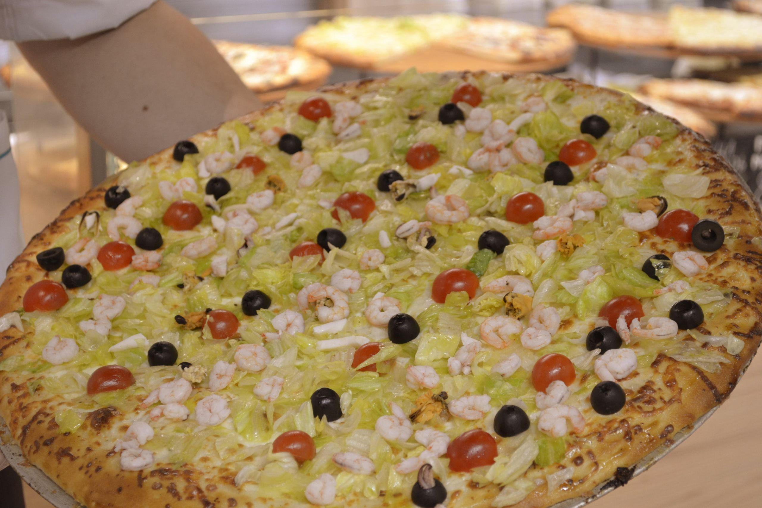 Мастер пекарни «Пан Калач» поделился секретом приготовления нежнейшей пиццы с морепродуктами