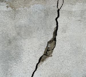 Жительница Зари сообщила о трещинах в квартире