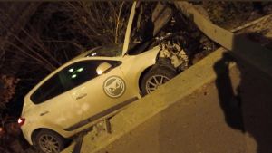 В Пензе на Урицкого легковушку выкинуло с дороги