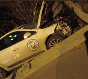 В Пензе на Урицкого легковушку выкинуло с дороги