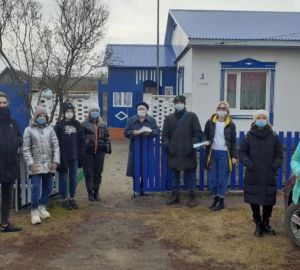 Волонтеры Кузнецкого района передали старикам сладкие наборы