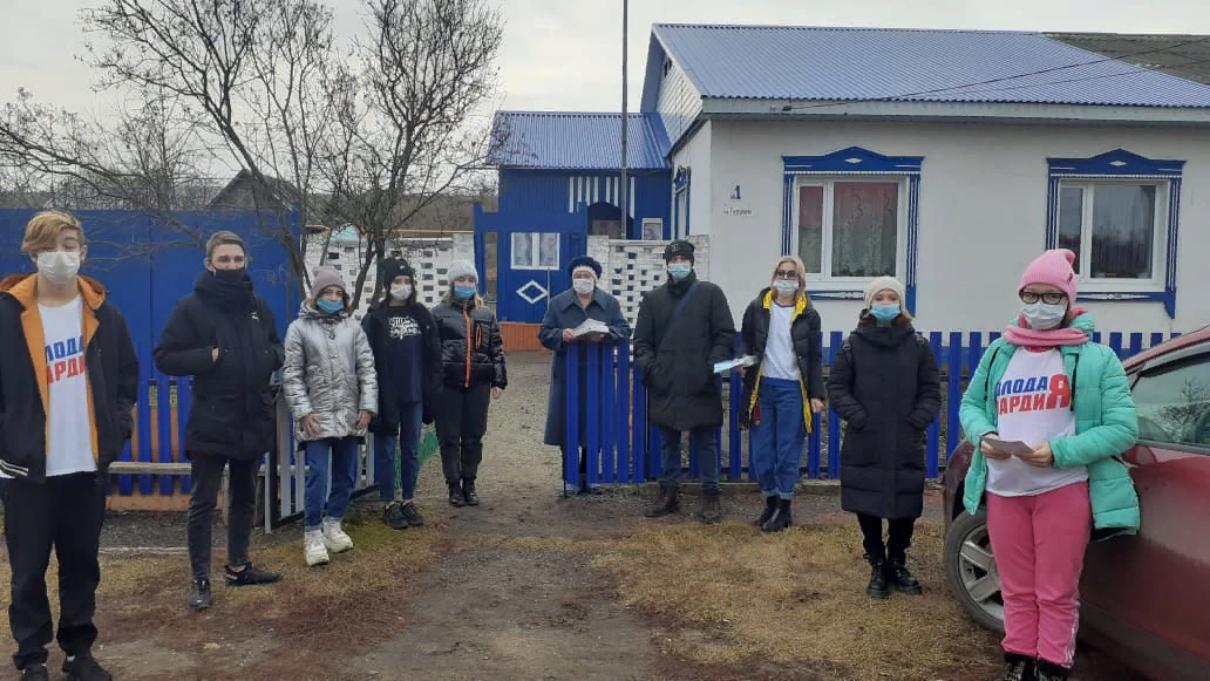 Волонтеры Кузнецкого района передали старикам сладкие наборы