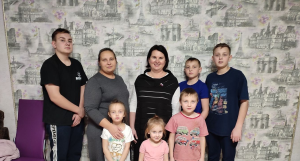 Ольга Чистякова поздравила многодетную семью Беляевых с Днем матери