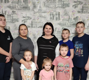 Ольга Чистякова поздравила многодетную семью Беляевых с Днем матери