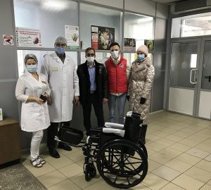 По поручению Валерия Лидина городской больнице передали инвалидное кресло