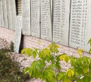 На сельском мемориале отвалились памятные плиты