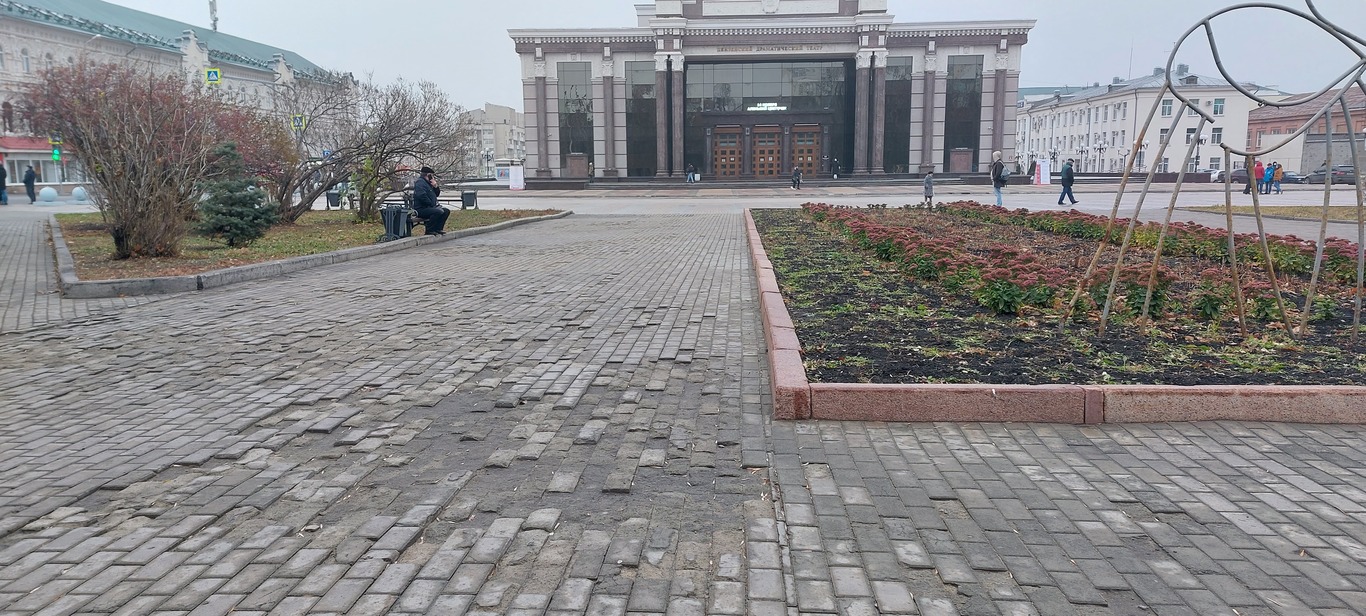 Пензенцев возмутило состояние брусчатки в сквере Белинского