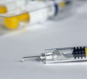 Россиянам рассказали об опасности ревакцинации двухкомпонентным препаратом