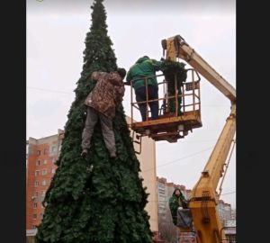 В Арбеково установили праздничную елку и детскую горку