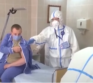 Роспотребнадзор назвал вероятность заразиться ковидом от привитого заболевшего