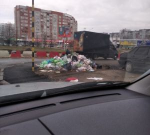 В Арбеково жители развели антисанитарию на месте убранного контейнера