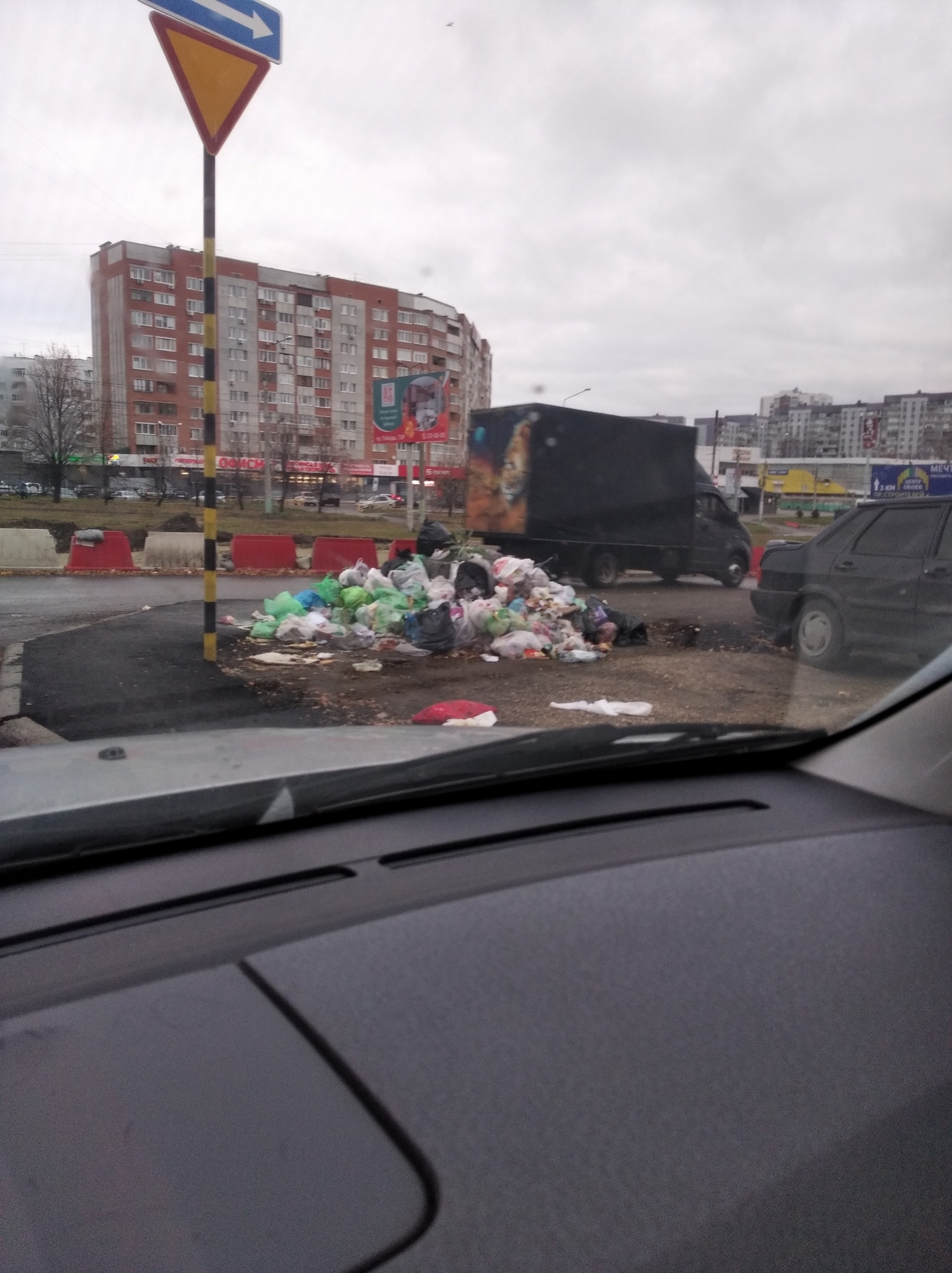 В Арбеково жители развели антисанитарию на месте убранного контейнера