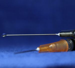 Названы противопоказания к подростковой вакцине против ковида