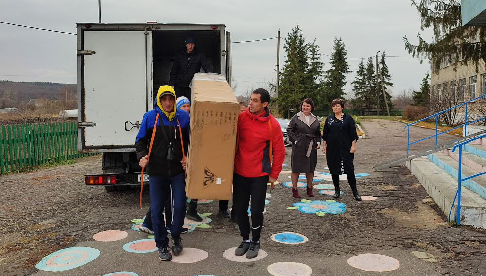 Ольга Чистякова передала школе села Оленевка беговую дорожку