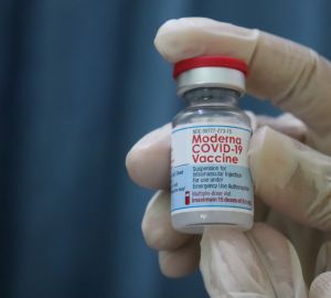 Исследователи выяснили, что пожилые люди производят больше антител против ковида