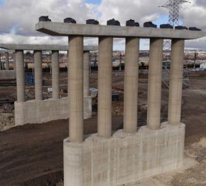 Дорожники строят мост через реку Арбым в Терновке