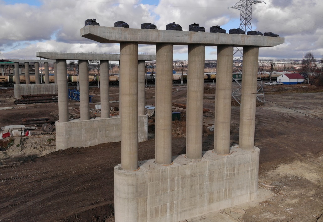 Дорожники строят мост через реку Арбым в Терновке