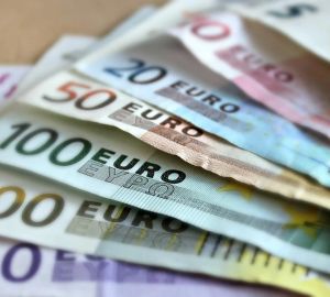 Курс евро на выходные понизили на 22 копейки