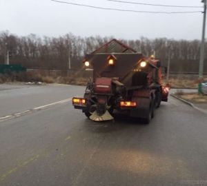 Пензенские дороги от последствий ледяного дождя обрабатывают 82 спецмашины