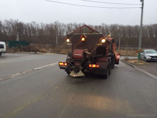 Пензенские дороги от последствий ледяного дождя обрабатывают 82 спецмашины