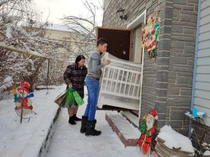 Ольга Чистякова передала семье Скоморох кроватку для 12-ой дочери