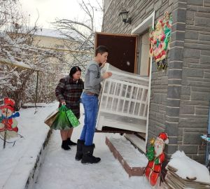 Ольга Чистякова передала семье Скоморох кроватку для 12-ой дочери