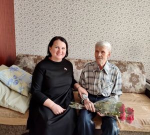 Ольга Чистякова поздравила ветерана ВОВ Сергея Астафьева со 104-летием