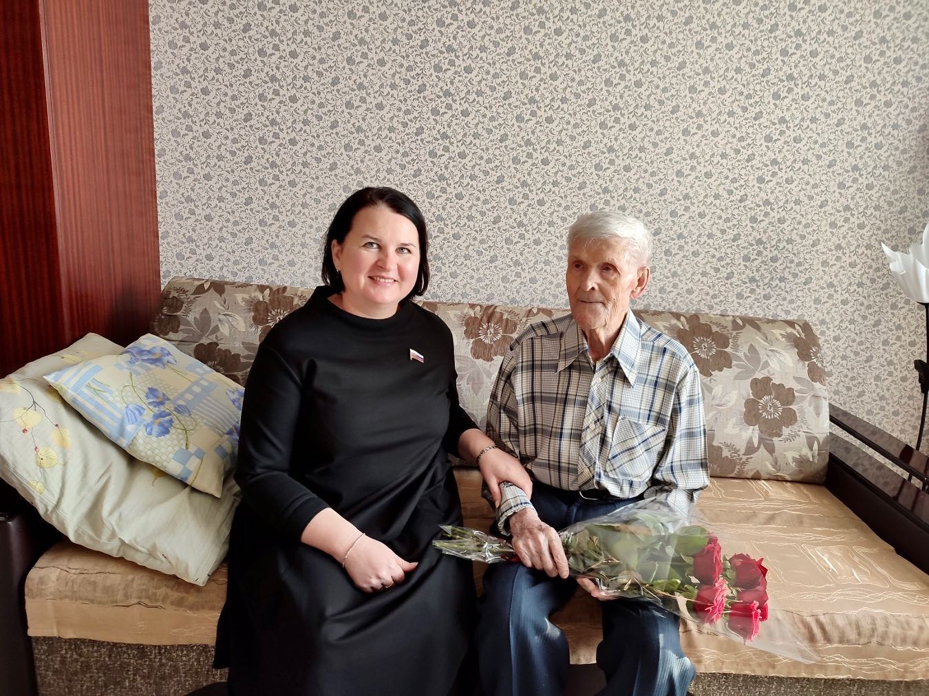 Ольга Чистякова поздравила ветерана ВОВ Сергея Астафьева со 104-летием